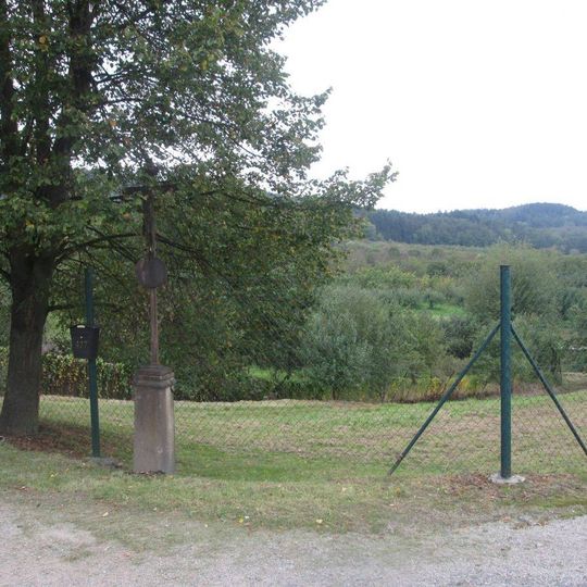 Kříž severně od městyse Lhenice u zahrady