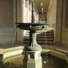 Brunnen im Lingnerschloss