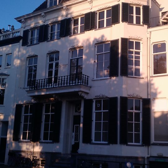 Hoog singelhuis met witgepleisterde gevel