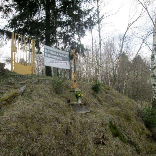 Kříž severně od Pelhřimova u rozcestí