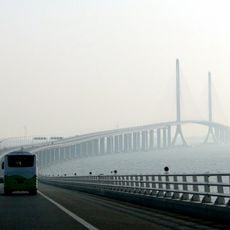 Шанхайські міст та тунель через Янцзи