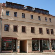 Wohnhaus in geschlossener Bebauung und zwei Hintergebäude