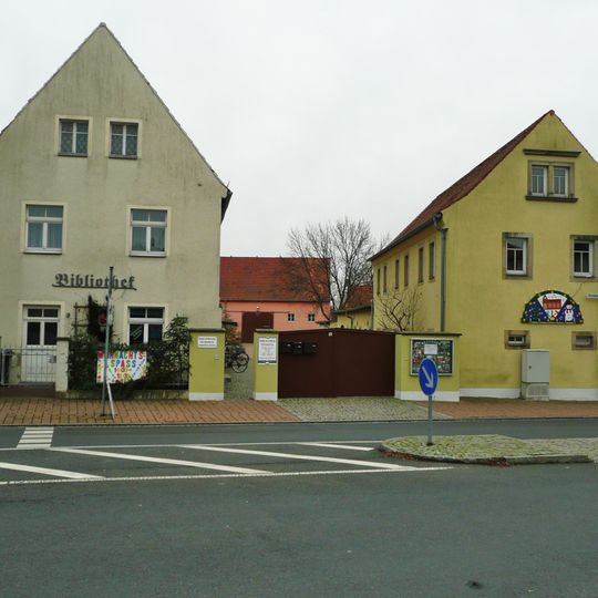 Wohnhaus, Seitengebäude mit Anbau und Scheune eines Dreiseithofes Kirchplatz 5