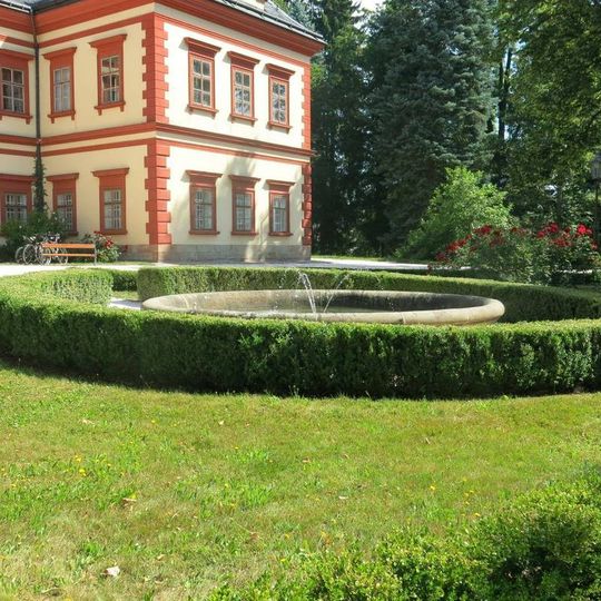 Kašna před zámkem v Jilemnici