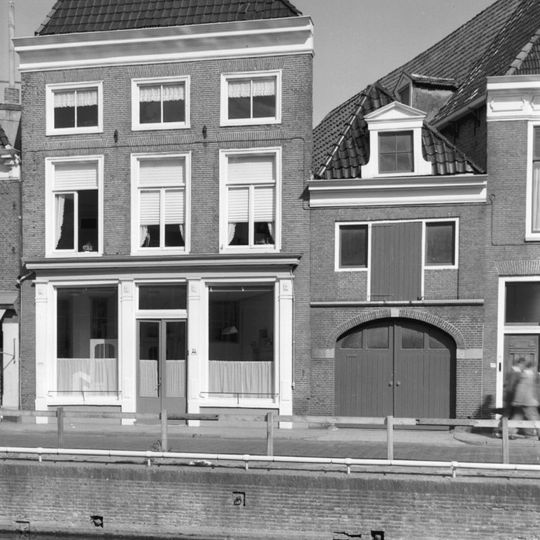 Pand met verdieping en tweede lage verdieping met forse rechte kroonlijst onder later afgeknot dak