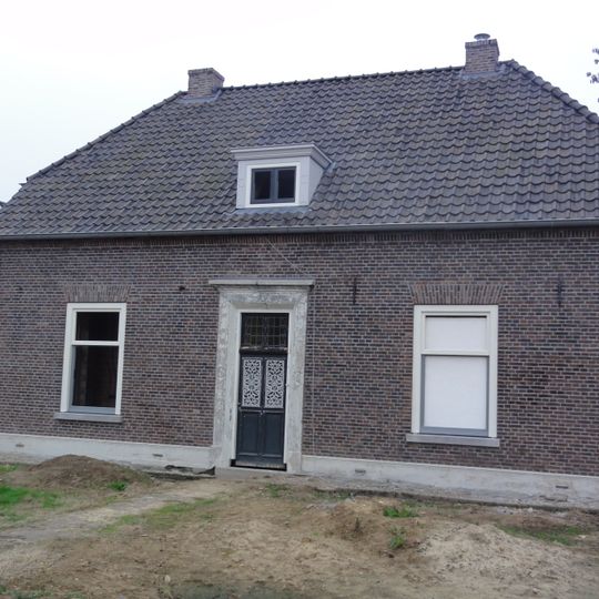 Dwarshuis onder met pannen belegd wolfdak