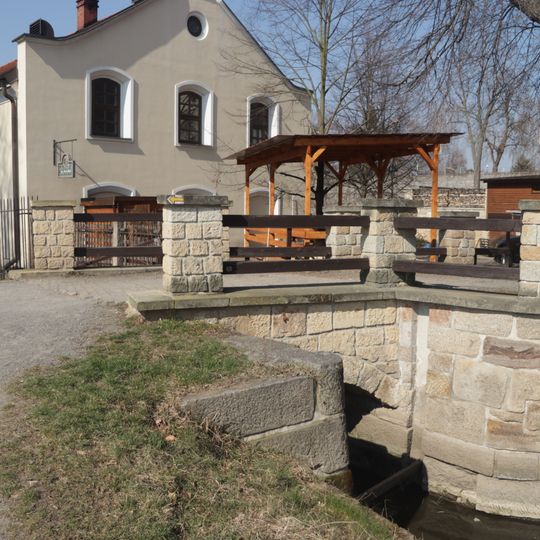 Můstek přes náhon Rokytky u hráze Počernického rybníka