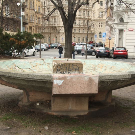 Kašna na Jiráskově náměstí v Praze