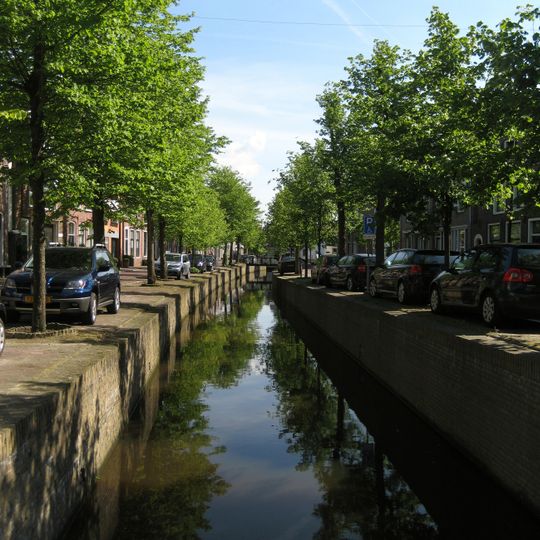 Kaden en walmuren langs de binnengrachten