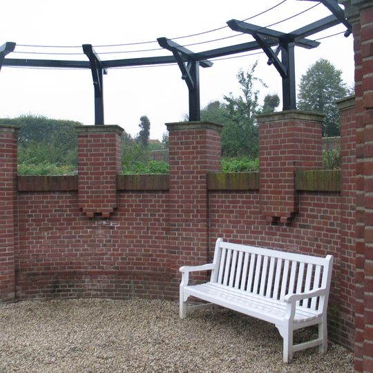 Keermuur en pergola