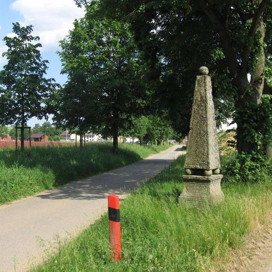 Milník na okraji obce při silnici na Bednáreček