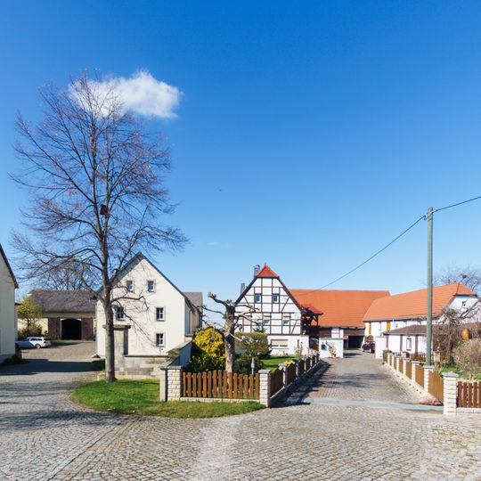 Wohnstallhaus, Seitengebäude und Scheune eines Dreiseithofes Hauptstraße 14