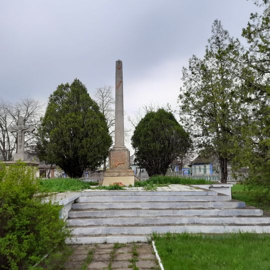 Monument în memoria a 26 consăteni căzuți în 1941-1945