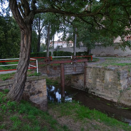 Stavidlo s lávkou přes Šemberu v Českém Brodě u pivovaru