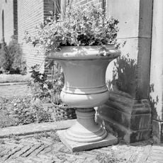 Twickel: twee gietijzeren, grijs geschilderde tuinvazen in kelkvorm voor ingangspartij bouwhuizen