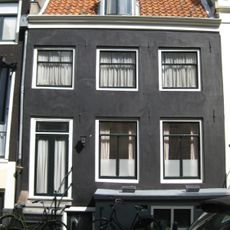 Dwarshuisje met pothuis, gepleisterde gevel