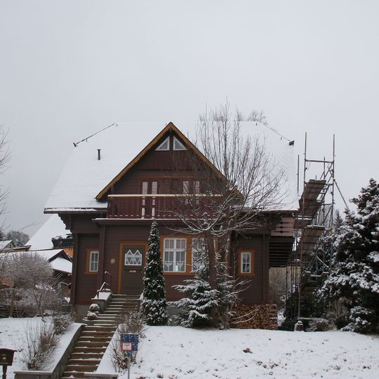 Wohnhaus in offener Bebauung Karl-Marx-Straße 1