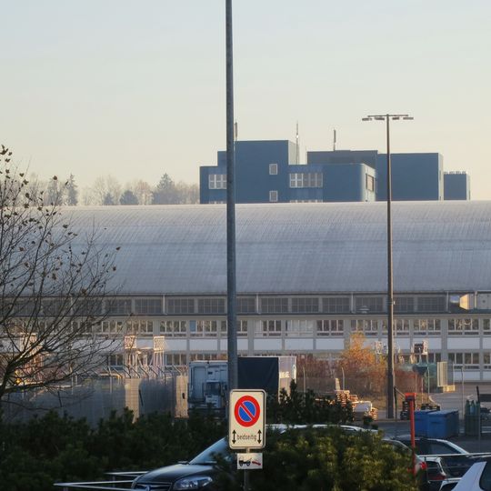 Bogenhangar zum Flughafen