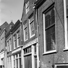 Pand met tot puntgevel gewijzigde trapgevel met schuiframen