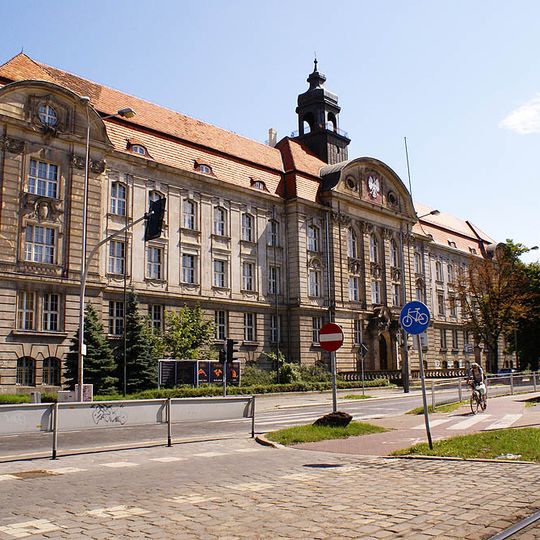 Gmach dyrekcji poczty wraz z dziedzińcami wewnętrznymi i terenem zielonym