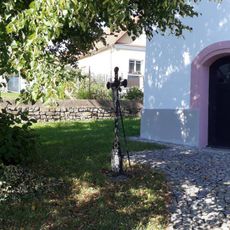 Kříž u kaple v Čekanicích