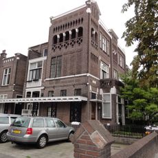 Dubbel herenhuis met hekwerk