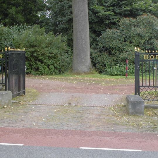 Middenhoek: Identieke toegangshekken huisplaats en de overtuin
