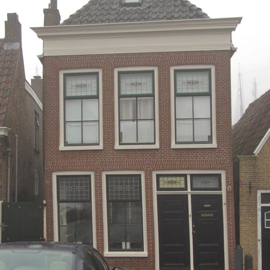 Pand met verdieping en recht afgesloten gevel onder schilddak