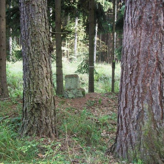 Kříž na rozcestí U křížku východně od Hvížďalky