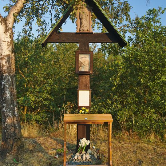 Dřevěný kříž s obrázkem svatého Antonína ve Slatinicích na Malém Kosíři