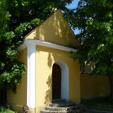 Kaple vlevo před kostelem v Budislavi
