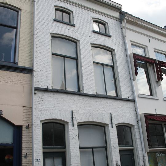 Laat-middeleeuws pand met schilddak en eenvoudige lijstgevel met cordonlijst en getoogde vensters