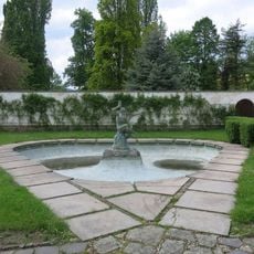 Kašna v zahradě Dolního zámku v Benešově nad Ploučnicí
