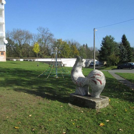 Socha Kohout v Družstevní ulici v Nepomuku
