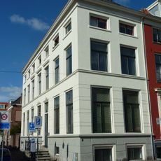 Pand - gevel in de 19e eeuw gewijzigd - van goede verhoudingen