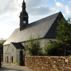 Kirche (mit Ausstattung), Kirchhof mit Einfriedungsmauer und Denkmal für die Gefallenen des Ersten und Zweiten Weltkrieges Frauensteiner Straße -