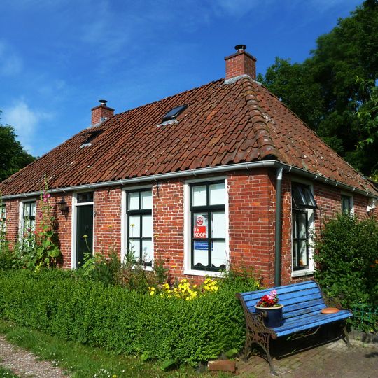 Arbeiderswoning met aankapping en aangebouwd schuurtje