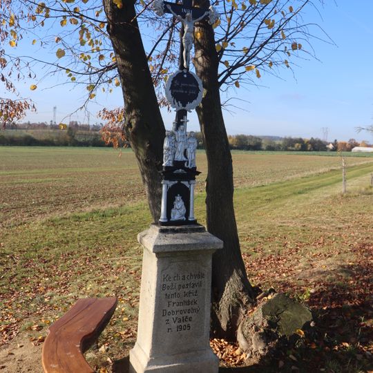 Kříž u cesty východně od Valče