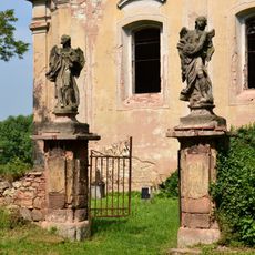 Sochy andělů před kostelem v Siřemi