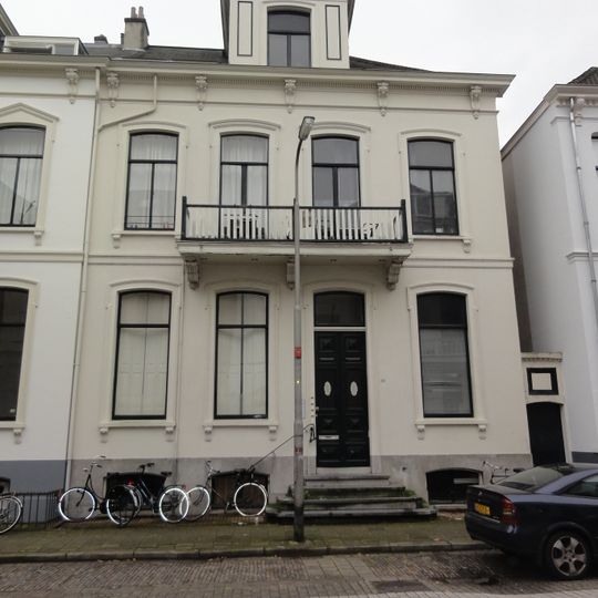 Vrijstaand blok van drie herenhuizen, gebouwd in eclectische stijl