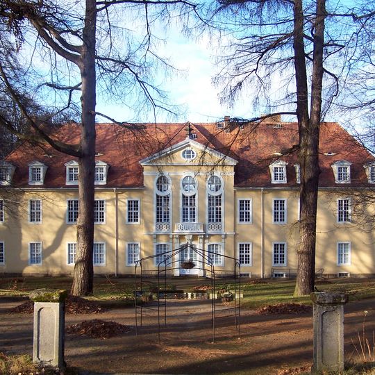 Schloss, zwei Kavaliershäuser, Brunnenskulpturen am nördlichen Ende des Schlossteiches, 11 Putten sowie Skulptur des Bacchus im Ehrenhof vor dem Schloss, zwei Büsten auf Sockeln, Skulpturen der Flora und Diana sowie zwei Brunnen