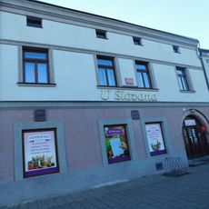 Pamětní deska Karla Knittla na domě Husovo náměstí 41 v Polné