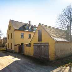 Neue Schule: Schule sowie Nebengebäude und Toreinfahrt Mühlgasse 4