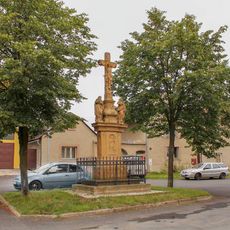 Kříž v Pavlově u kostela