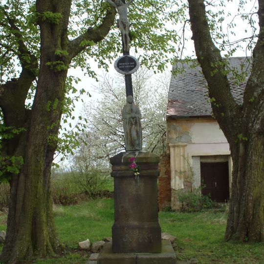 Kříž u kostela v Němčicích