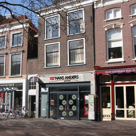 Pand met eenvoudige gevel onder rechte kroonlijst. Hoog schilddak