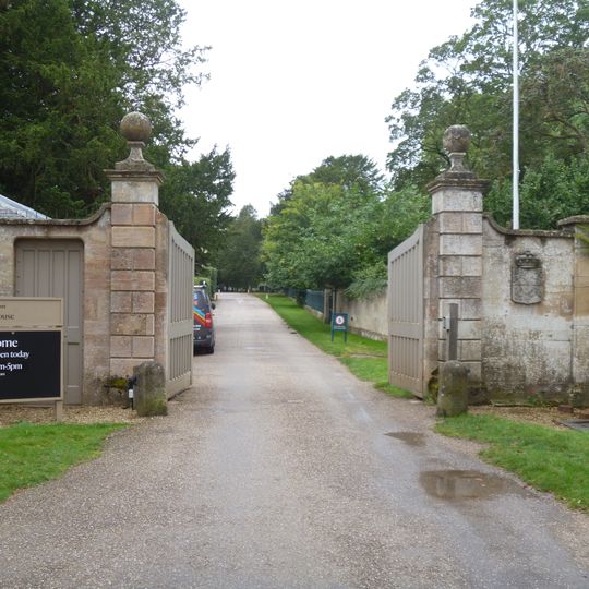 Gateway Screen Walls And Guardstones Adjoining North Lodge