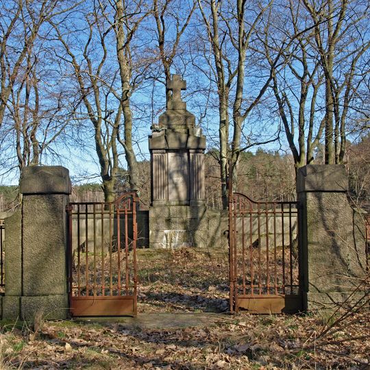 Grablege mit Grabmal und Einfriedung