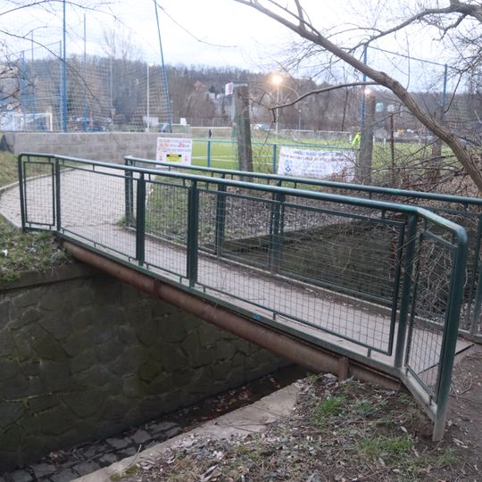 Most přes Kunratický potok u fotbalového areálu v Braníku
