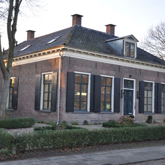 Herenhuis van begane-grond met omlopend schilddak